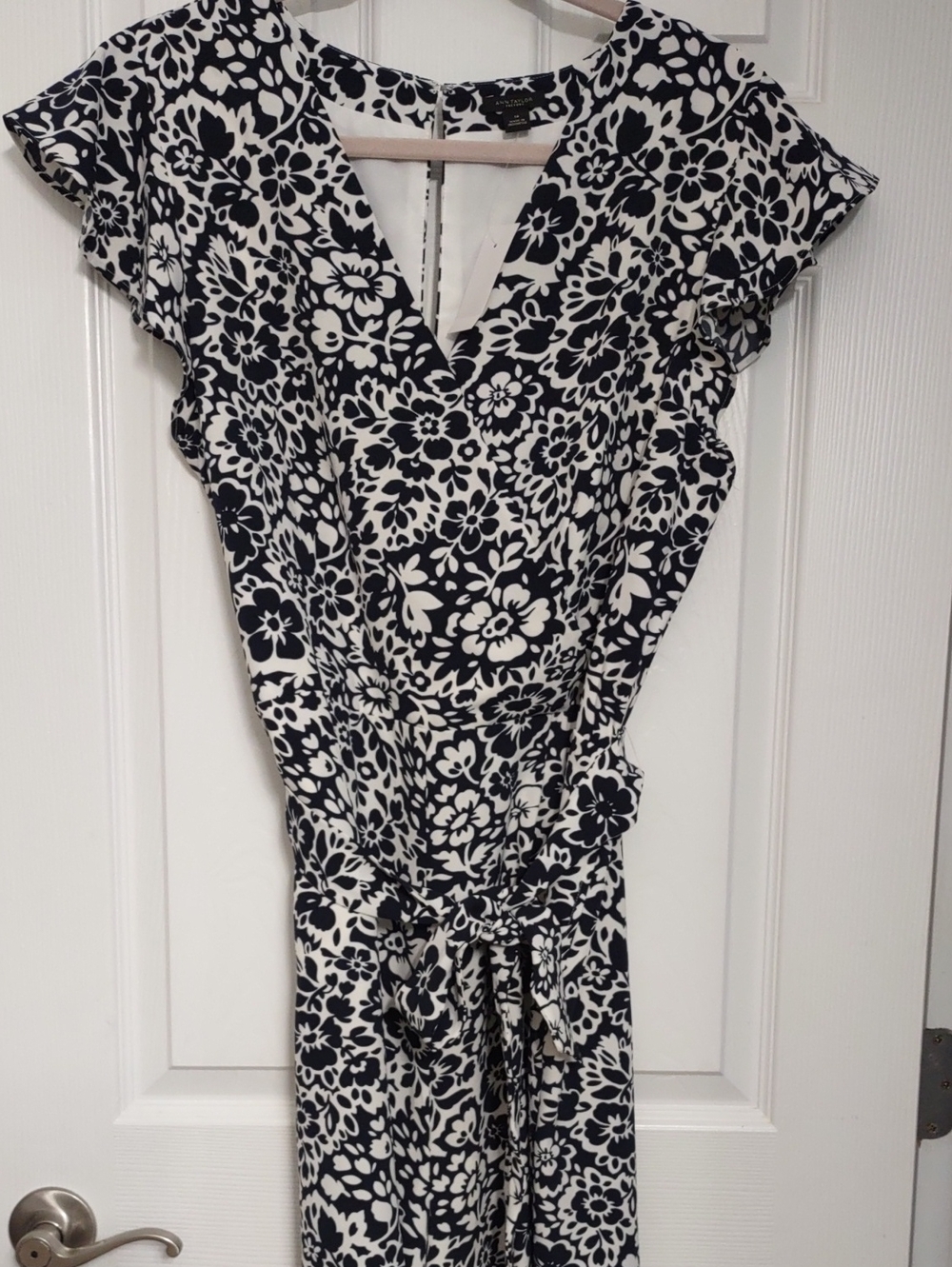 NWT Ann Taylor Black& White Floral Botanical V-Neck Romper Excellent Condition L